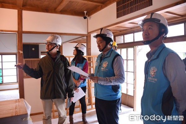 花蓮市長魏嘉賢現勘正在進行二期工程的好客文化會館，工程在今年九月施工，預計在明年一月完工。（圖／花蓮市公所提供）