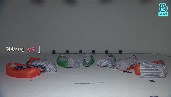 ▲防彈少年團在節目上睡著。（圖／翻攝自VLIVE）