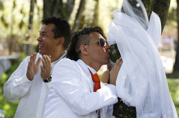 ▲秘魯藝術家理查（Richard Torres）在2014年時，也與樹舉行過婚禮。（圖／達志影像／美聯社）