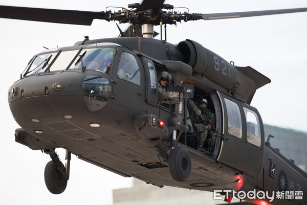 ▲▼國防部直升機落地訓練暨全民國防教育參訪,UH-60M黑鷹直升機搭載特戰小組實施空中突擊作戰。（圖／記者季相儒攝）