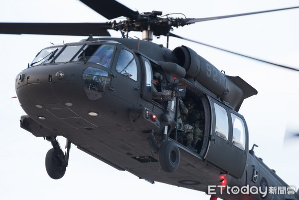 ▲▼國防部直升機落地訓練暨全民國防教育參訪,UH-60M黑鷹直升機搭載特戰小組實施空中突擊作戰。（圖／記者季相儒攝）