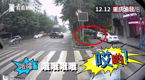 ▲▼重慶一名22歲女在路口倒車，結果失控大迴轉撞上2車。（圖／翻攝《看看新聞》）
