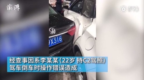 ▲▼重慶一名22歲女在路口倒車，結果失控大迴轉撞上2車。（圖／翻攝《澎湃新聞》）