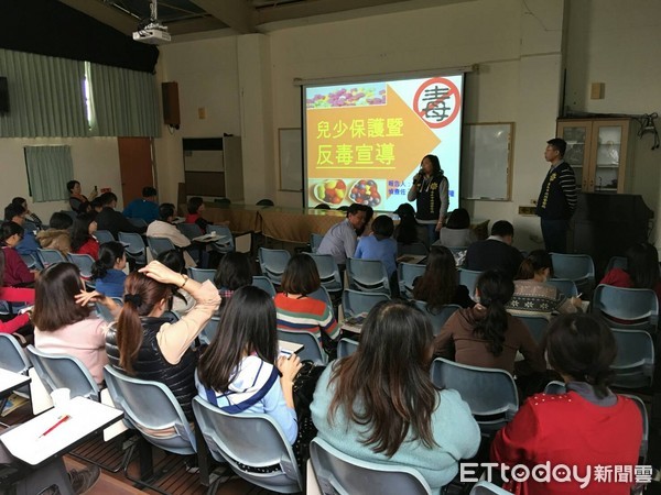 ▲台南市婦幼警察隊受邀在海東國小教師研習日，向學校老師進行毒品預防犯罪宣導。（圖／警方提供）