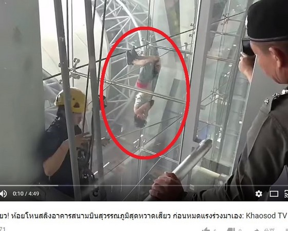 ▲▼一名歐洲外籍女子在泰國曼谷蘇萬那普國際機場倒掛。（圖／翻攝自《Khaosod TV》）