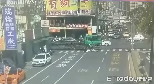 ▲台南市南區大同路13日上午10時多，發生一件拖板車撞機車的驚險車禍。（圖／記者林悅翻攝）