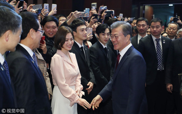 ▲宋慧喬、EXO-CBX（XIUMIN、CHEN、伯賢），和南韓總統文在寅一起參加中韓經貿合作交流會。（圖／CFP）