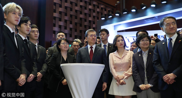 ▲宋慧喬、EXO-CBX（XIUMIN、CHEN、伯賢），和南韓總統文在寅一起參加中韓經貿合作交流會。（圖／CFP）