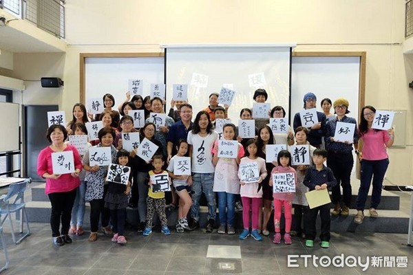 台東美術館由日本三重縣伊賀市竹燈大師川渕皓平與松坂市書法大匠伊藤潤一，攜手舉辦一場結合「竹燈與書法」藝文創作，帶來一場融合現代工藝與傳統書寫文化的感官新體驗。（圖／台東縣政府提供）