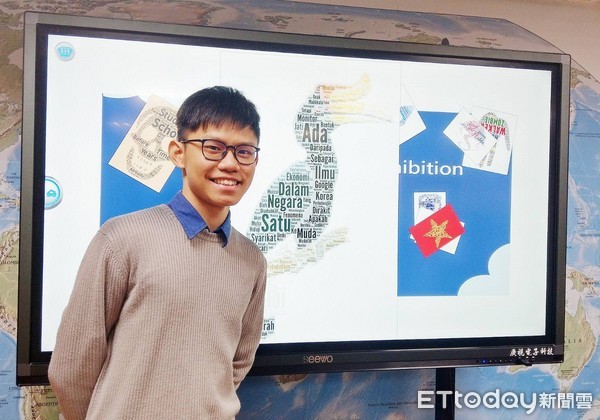 世新大學「外語文字雲特展」，馬來西亞學生展示自己的文字雲作品，分享家鄉特有文化。（圖／世新大學提供）