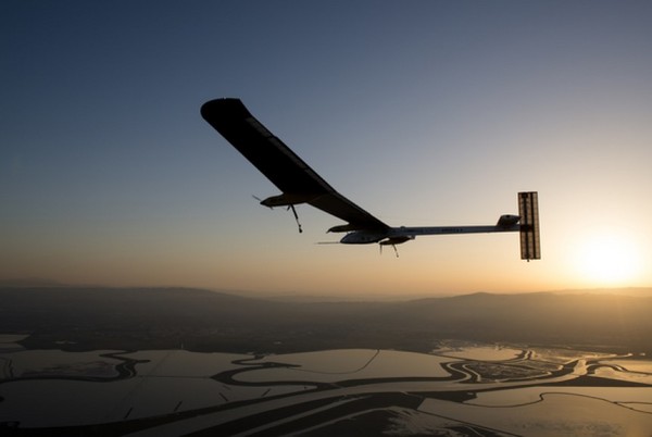 太阳能飞机边飞边充电 飞越北美不加油