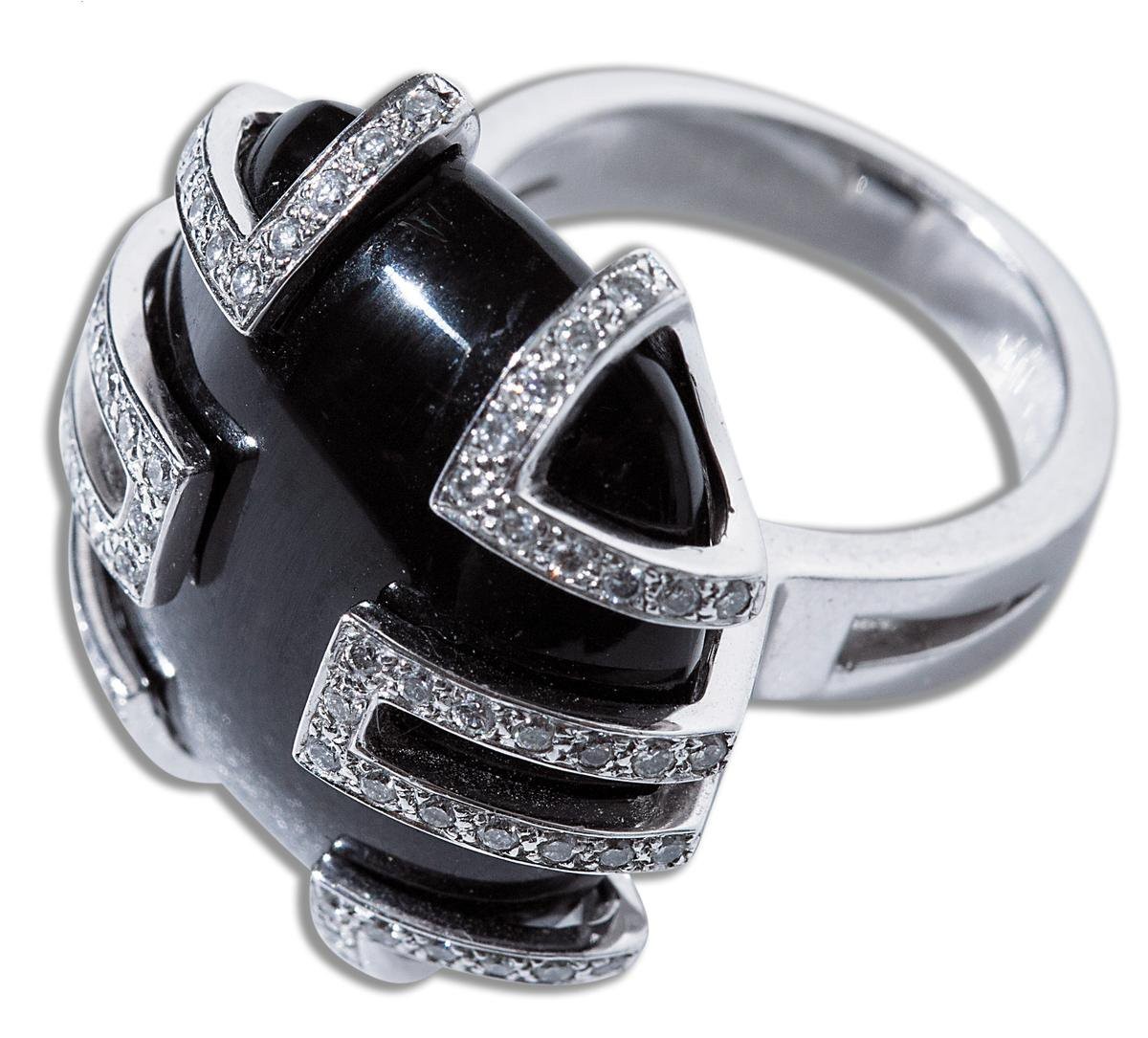 自己設計的黑瑪瑙碎鑽戒指，約NT$89,800。