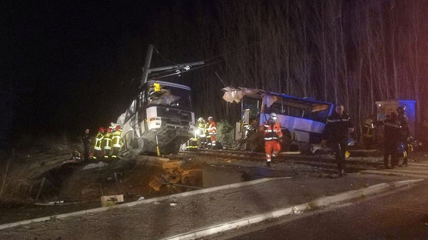 法國南部火車撞上校車，造成4死20人受傷。（圖／路透社）