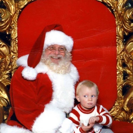 ▲▼1歲童坐在聖誕老人旁比手語。（圖／翻攝自推特／Kerry Spencer）