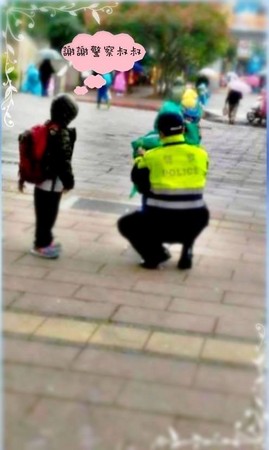 ▲▼警員王閔南貼心關心小朋友，還幫忙穿雨衣。（圖／翻攝自新北警好讚粉專）