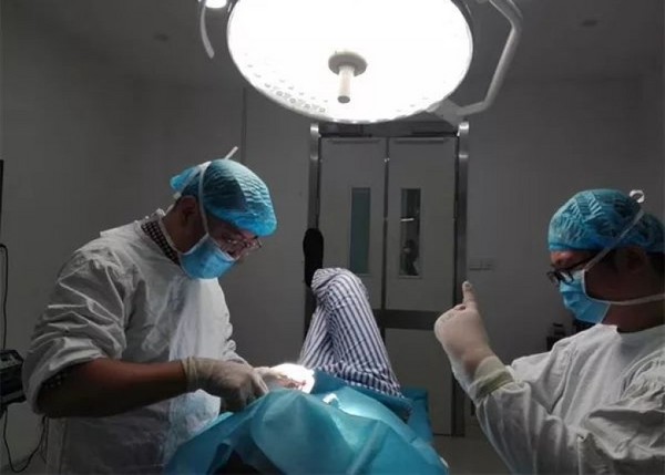 ▲醫生進行兩次手術，從陳男體內取出12根「辟邪釘」。(圖／翻攝自網路）