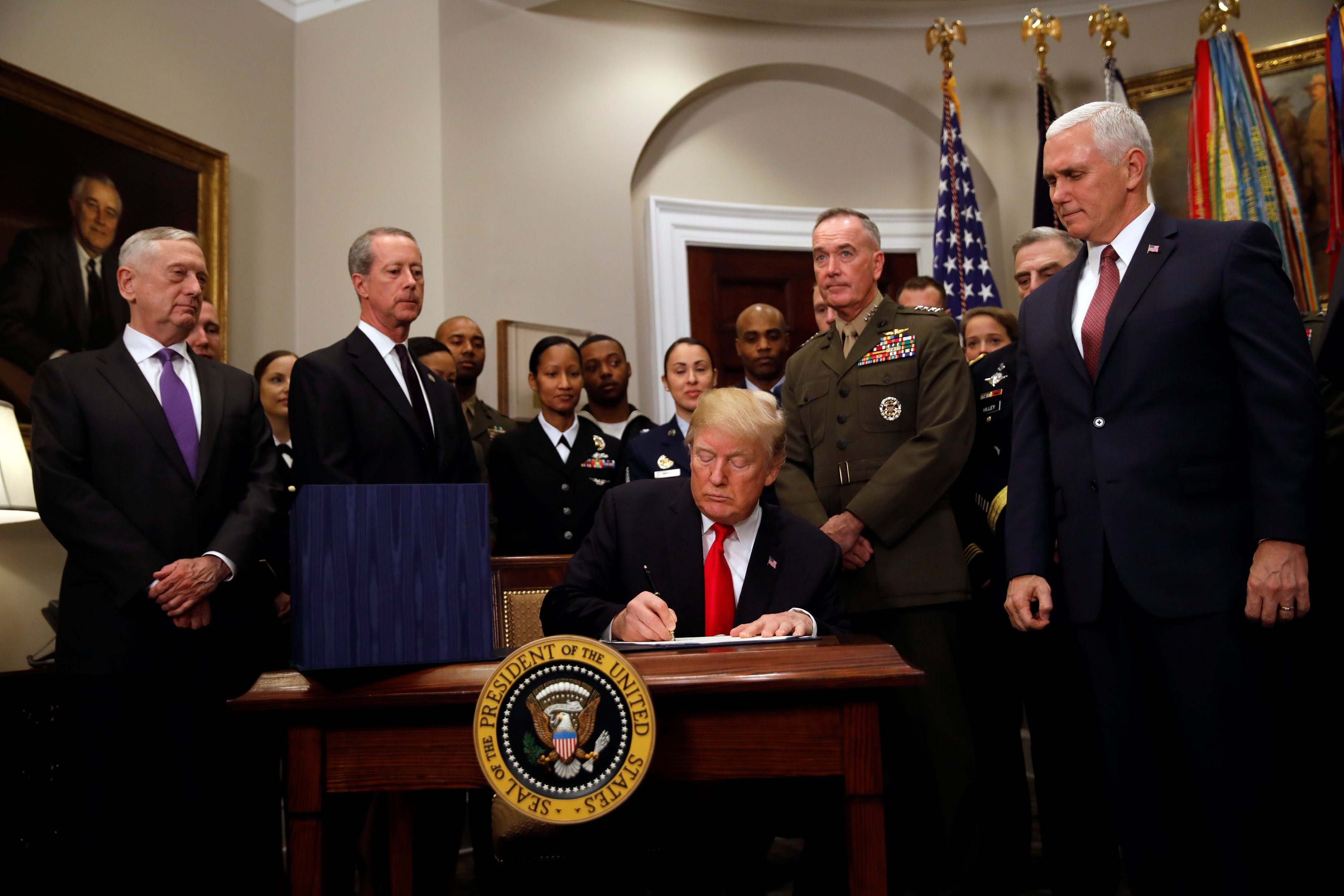 ▲美國總統川普（Donald Trump）簽署《2018財政年度國防授權法》（National Defense Authorization Act for Fiscal Year 2018, FY2018 NDAA）。（圖／路透社）