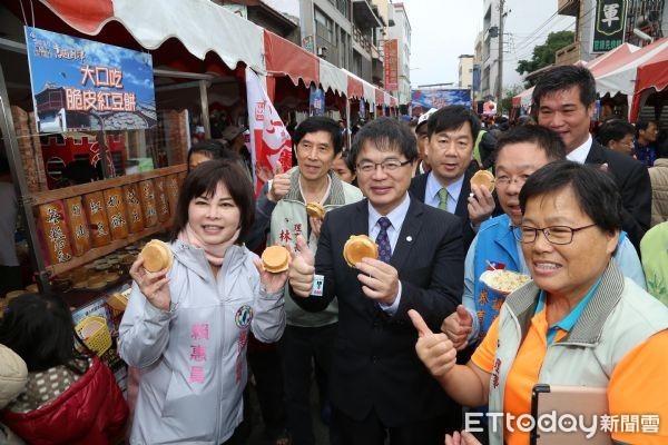 ▲2017意遊月津—鹽水商圈意麵節，16日在八角樓旁熱鬧登場，「特色意麵試吃」吸引更多觀光客來鹽水。（圖／市府提供）