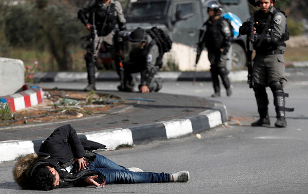 ▲巴勒斯坦人示威，一名疑似帶著自殺炸彈的男子遭軍警擊斃。（圖／路透社）