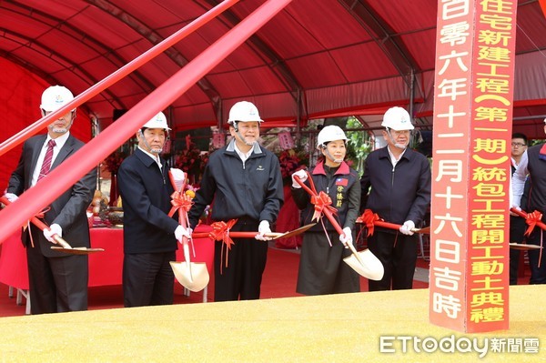 花蓮縣青年安心成家住宅工程於新城鄉嘉北段隆重開工動土，縣長傅崐萁、立委徐榛蔚等人依循古禮焚香祈福、持鏟動土，見證全台首見唯一擁有房產、土地所有權狀的青年住宅。（圖／花蓮縣政府提供）