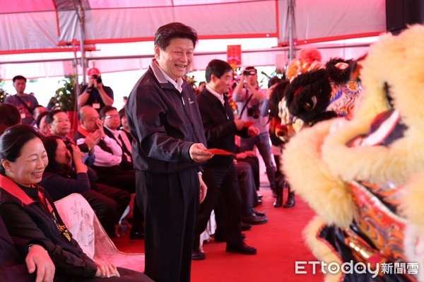 花蓮縣青年安心成家住宅工程於新城鄉嘉北段隆重開工動土，縣長傅崐萁、立委徐榛蔚等人依循古禮焚香祈福、持鏟動土，見證全台首見唯一擁有房產、土地所有權狀的青年住宅。（圖／花蓮縣政府提供）