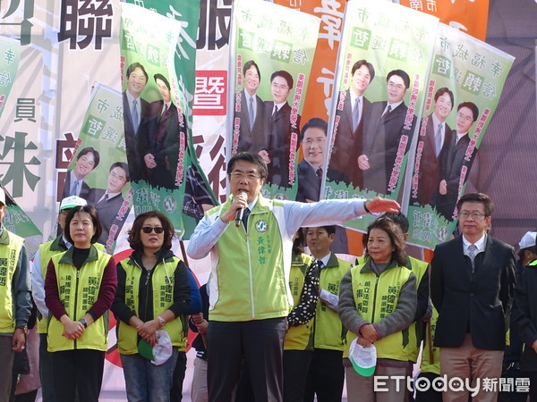 ▲台南市長參選人黃偉哲，與郭秀珠議員在舊稱「水堀頭龍喉」的蔴荳文化園區舉辦後援會成立活動，天氣寒冷群眾熱情不減，吸引逾萬民眾相挺。（圖／黃偉哲提供）