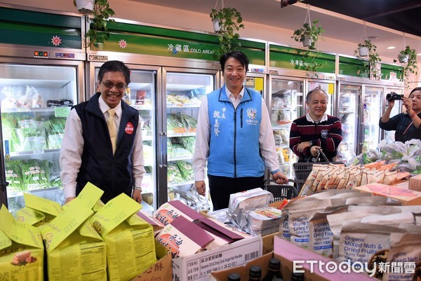 福智慈善基金會在花蓮經營里仁有機食品已經十年，藉由里仁中華店十周年慶，捐112包有機米與麵條給花蓮市主力、主學、主權等三個里的弱勢家庭，花蓮市長魏嘉賢發給感謝狀表達謝意。（圖／花蓮市公所提供）