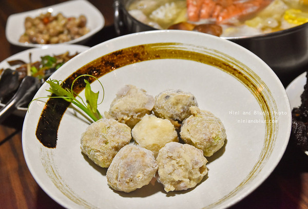 台中 黃金張老甕東北酸菜白肉鍋。（圖／Nini and Blue 玩樂食記提供）