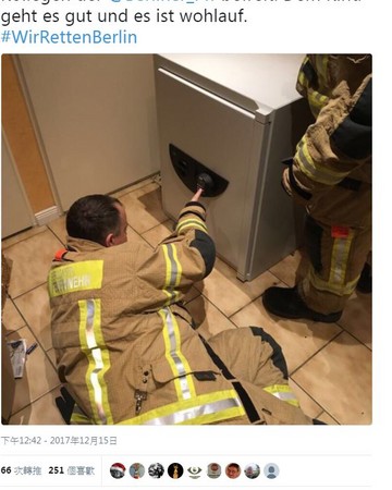 ▲▼德男童玩捉迷藏困保險箱,消防撞密碼3個鐘始獲救。（圖／翻攝自@Berliner_Fw推特）