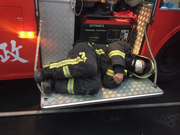 ▲▼消防員替代役男累癱，躺在消防車踏板休息。（圖／翻攝自爆廢公社）