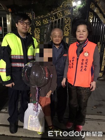 男童獨遊夜市搭錯車，警聯繫父卻被要求送男童到公車站。（圖／記者柳名耕翻攝）