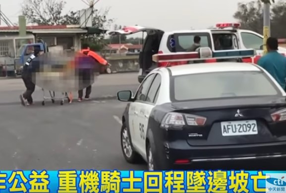 ▲陳姓重機車友在嘉義附近一處交流道失控衝下邊坡，他被拋飛車外，當場失去生命跡象。（圖／翻攝中新聞）