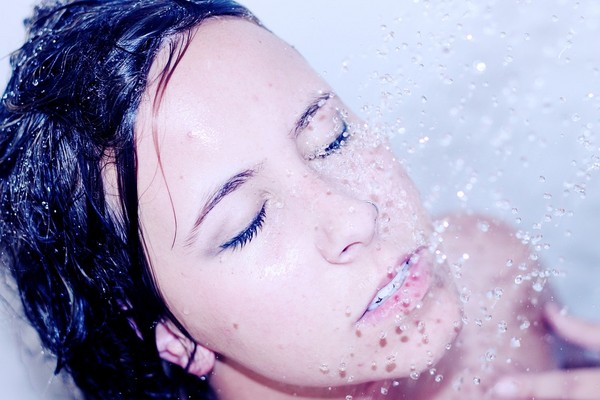 ▲早上用清水洗臉，讓肌膚不再乾澀緊繃。（圖／翻攝自Pixabay）
