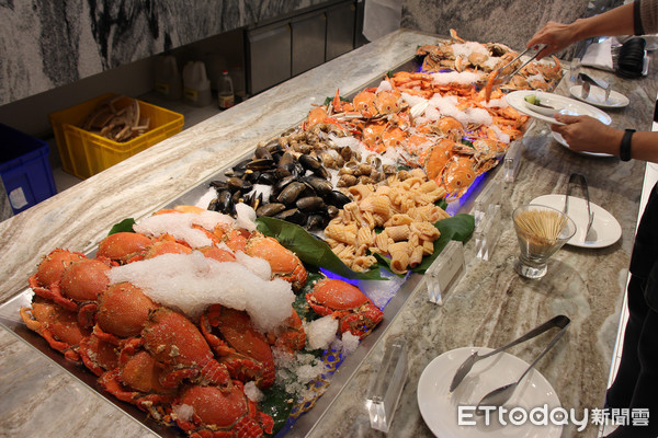 ▲台灣人就吃海鮮　凱撒吃到飽餐廳的螃蟹、生魚片人氣最高，朋派自助餐廳。（圖／記者黃士原攝）