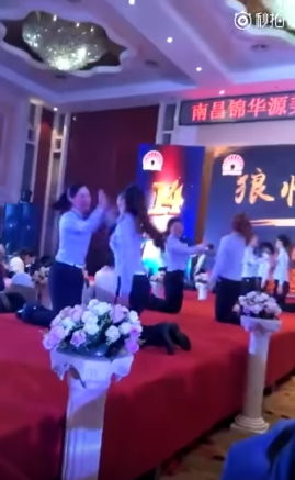 江西省南昌市一間美容機構公司竟要員工在台上「啪啪啪」，互相大力打對方耳光。（圖／翻攝秒拍）