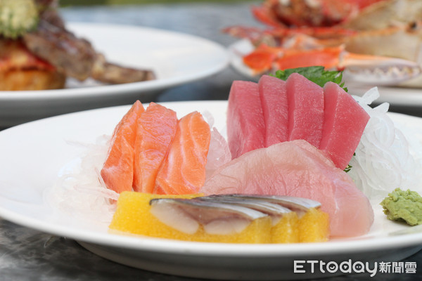 ▲台灣人就吃海鮮　凱撒吃到飽餐廳的螃蟹、生魚片人氣最高，朋派自助餐廳。（圖／記者黃士原攝）
