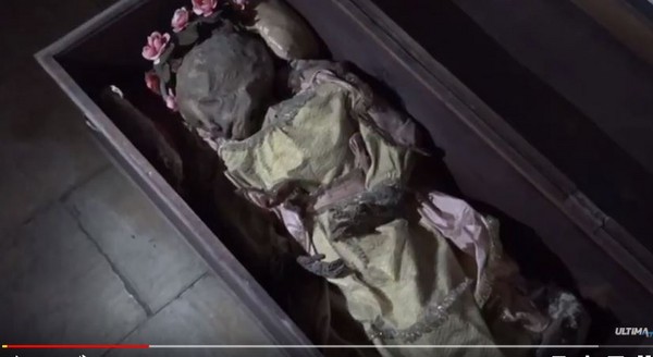 ▲公墓員工意外在倉庫發現一具木乃伊女童。（圖／取自YouTube／Ultima TV Canale 87）