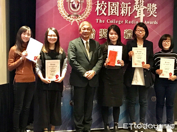 世新大學副校長陳清河受邀擔任頒獎人，並與製作《食在糕招─祭祀神明的甜點：紅龜粿》的世新廣播組學生合影。（圖／世新大學提供）