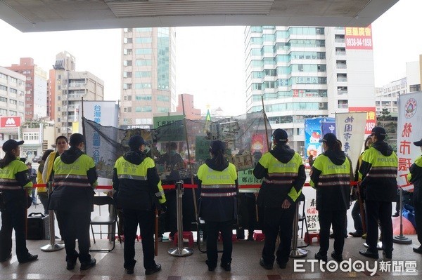 ▲華航等三工會幹部成員，抗議鄭文燦對「懲處解雇接二連三」卻不聞不問？（圖／記者楊淑媛攝）