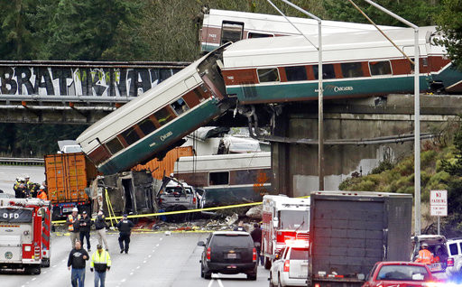 美國華盛頓州驚傳「火車出軌墜橋」　現場多人死傷！。（圖／達志影像／美聯社）