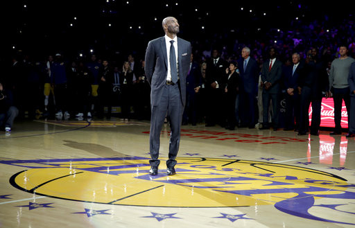 ▲布萊恩（kobe bryant）球衣退休儀式。（圖／達志影像／美聯社）