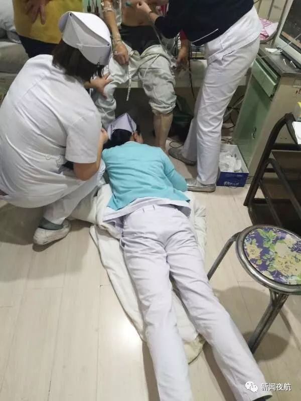 ▲大陸護理師趴在地上幫忙病人打針，認真的模樣讓他在網路上爆紅。（圖／翻攝自新聞夜航，下同）