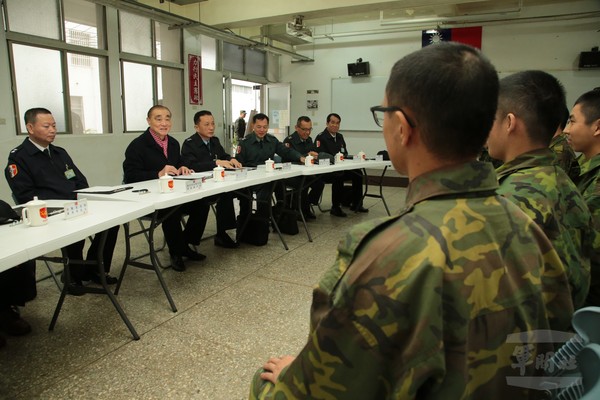 ▲▼國防部長馮世寬與軍事訓練役男座談、合影留念。（圖／軍聞社提供）