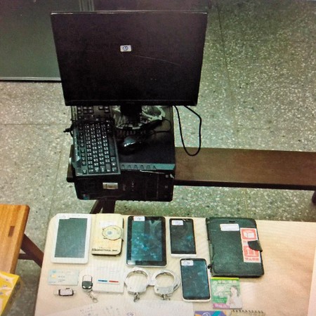 警方在王嫌家中搜出多支手機以及電腦、手銬等證物，電腦裡至少60G全都存有未成年少女的裸照，變態至極。