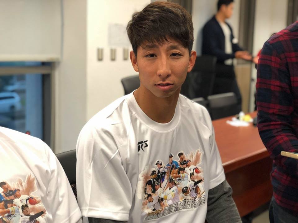 看聲優忘情撞柱爆紅軟銀福田秀平 忘記前面有柱子 Ettoday運動雲 Ettoday新聞雲