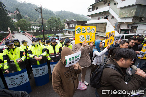 ▲▼白色正義聯盟到調查局國家安全維護工作站抗議聲援王炳忠等人被帶走。（圖／記者季相儒攝）