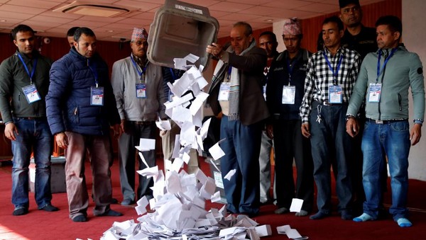 ▲▼尼泊爾2017年12月7日舉行民主選舉第二輪投票。選舉委員會開始點票工作。（圖／路透社）