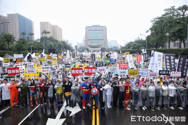 ▲▼法稅改革聯盟抗議活動上演行動劇，與受訪民眾。稅改,稅災戶。（圖／記者周辰亘攝）