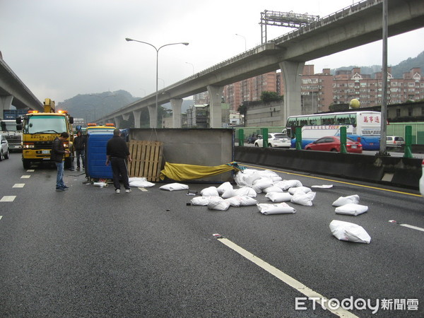 ▲▼貨車為閃避變換車道的三寶而翻覆。（圖／記者陳豐德翻攝）