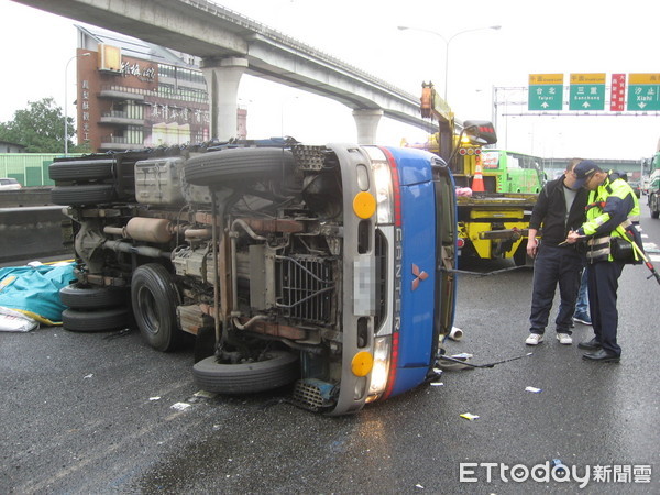 ▲▼貨車為閃避變換車道的三寶而翻覆。（圖／記者陳豐德翻攝）